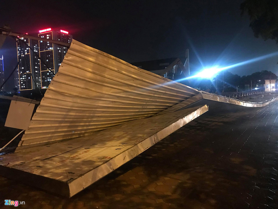 Hà Nội: Mây đen giăng kín kèm gió lốc, thanh niên đang tắm vội chạy lên bờ